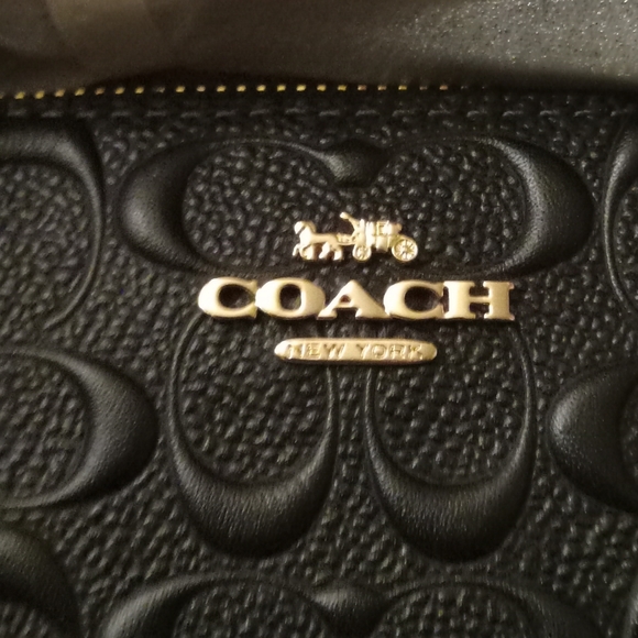 Coach Black Embossed Signature C Leather Wristlet 2 Charms NWT - Picture 4 of 9